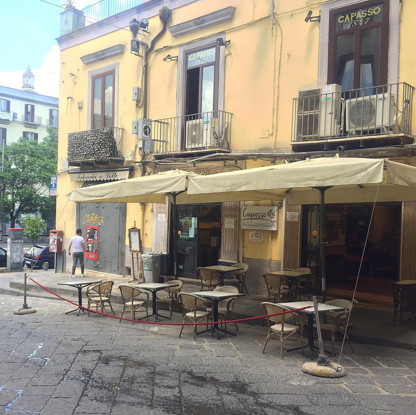 Napoli, la pizzeria Capasso espone la bandiera gialla per orientare i clienti