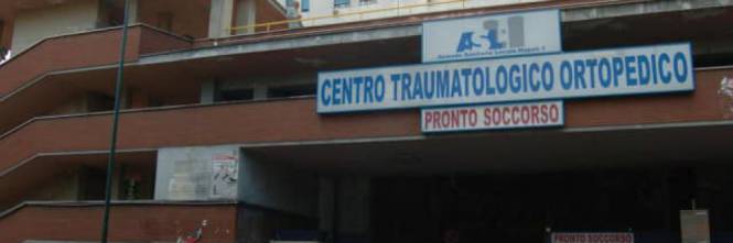 Napoli, danneggia un ambulatorio del Cto e aggredisce un medico: denunciato 22enne