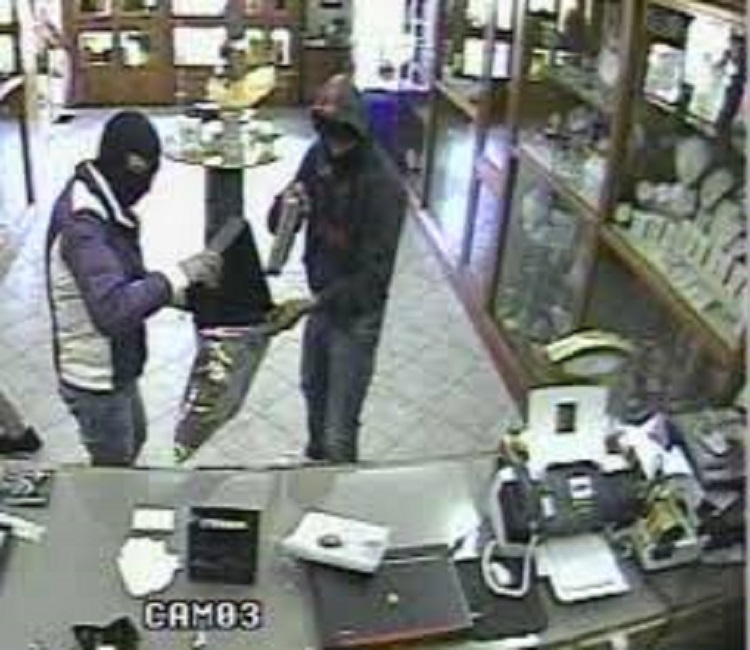 Furto in una gioielleria di Frignano: arrestati i  due rapinatori di Napoli