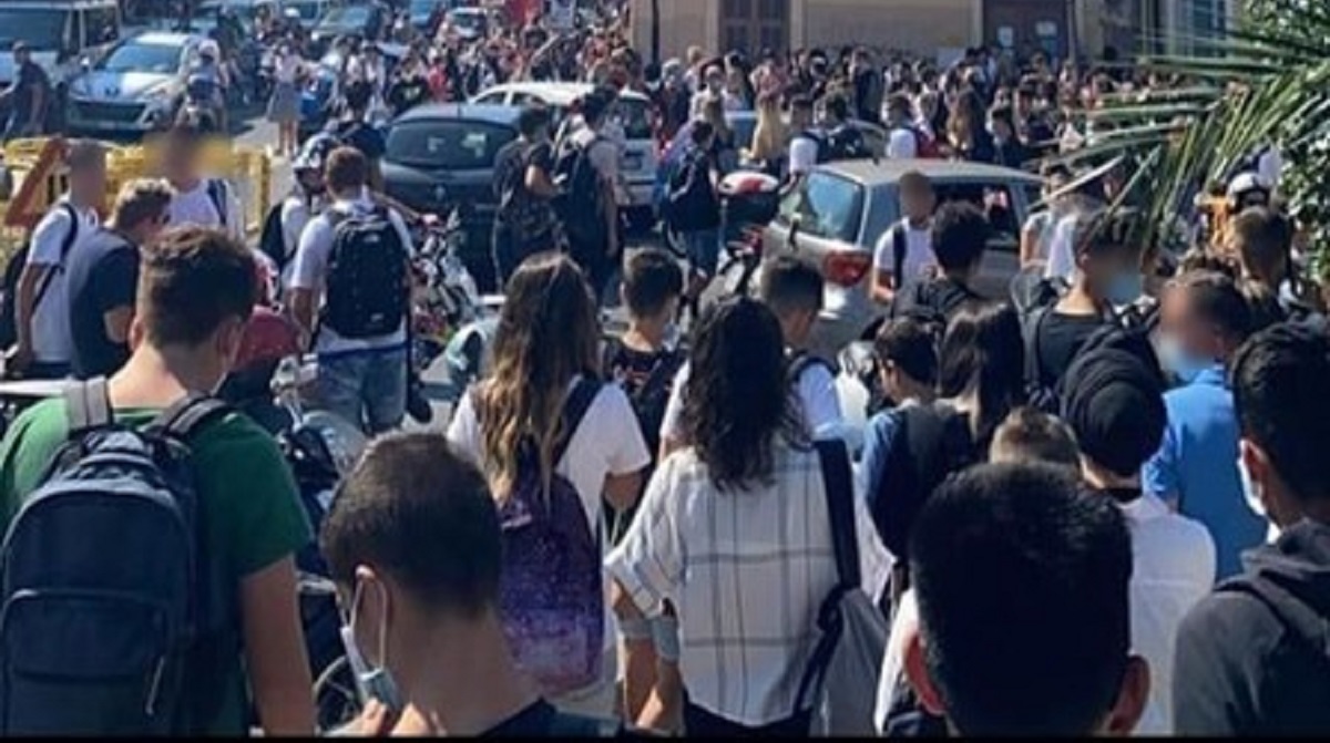 Il sindacato Gilda: ‘La scuola detonatore primario del virus, in Campania chiudere tutto’