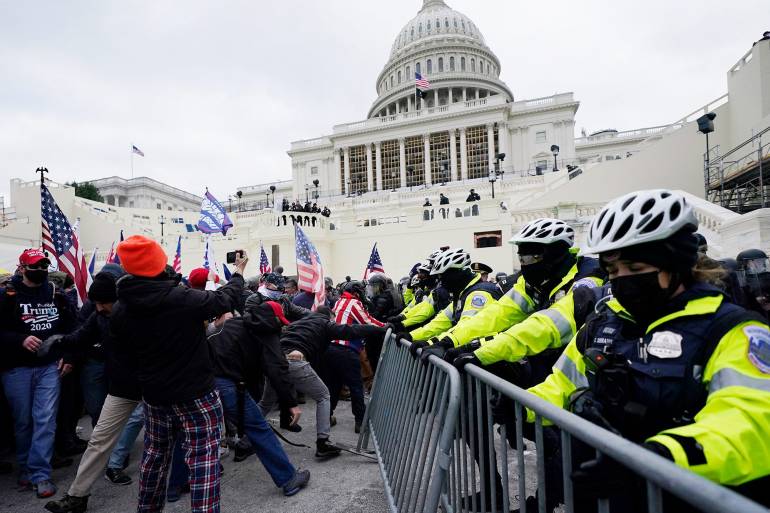 Usa: 4 morti 13 feriti e 52 arresti per assalto al Congresso