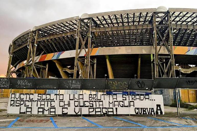 Striscione dei tifosi del Napoli: ‘Avete scelto una brutta strada…’