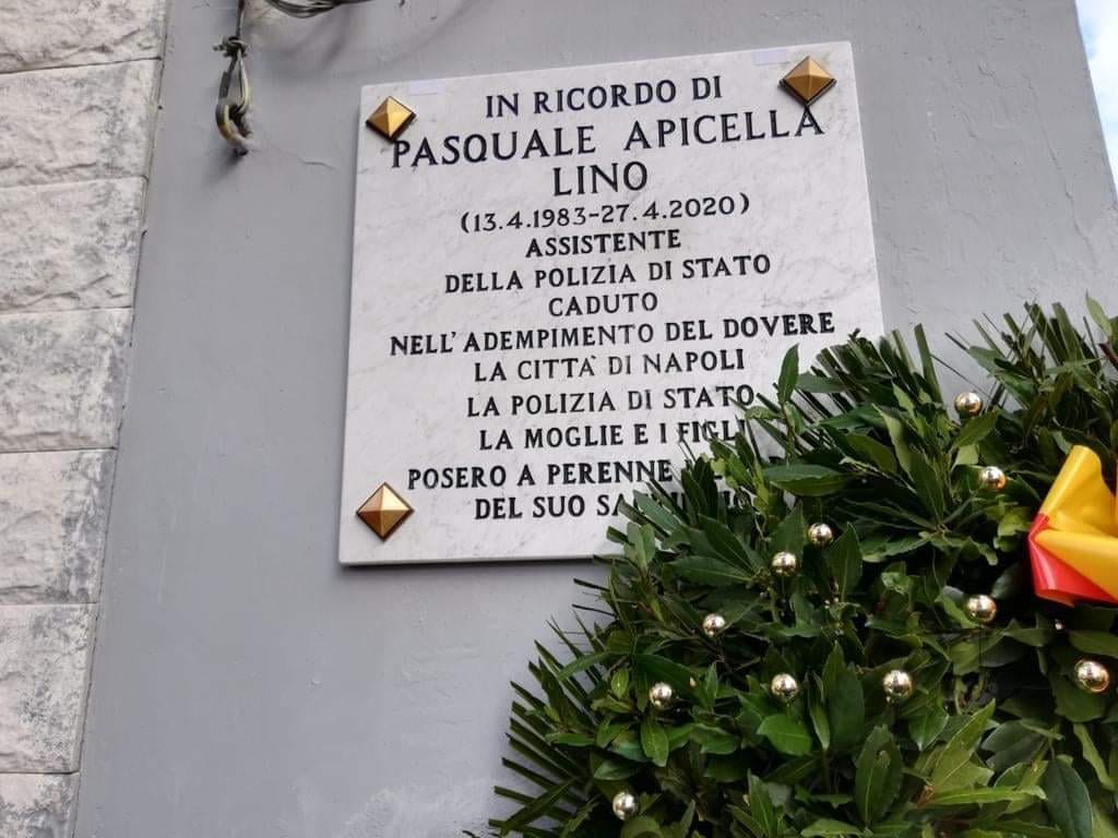 Napoli, inaugurata la targa per il l’agente Apicella morto dopo un inseguimento