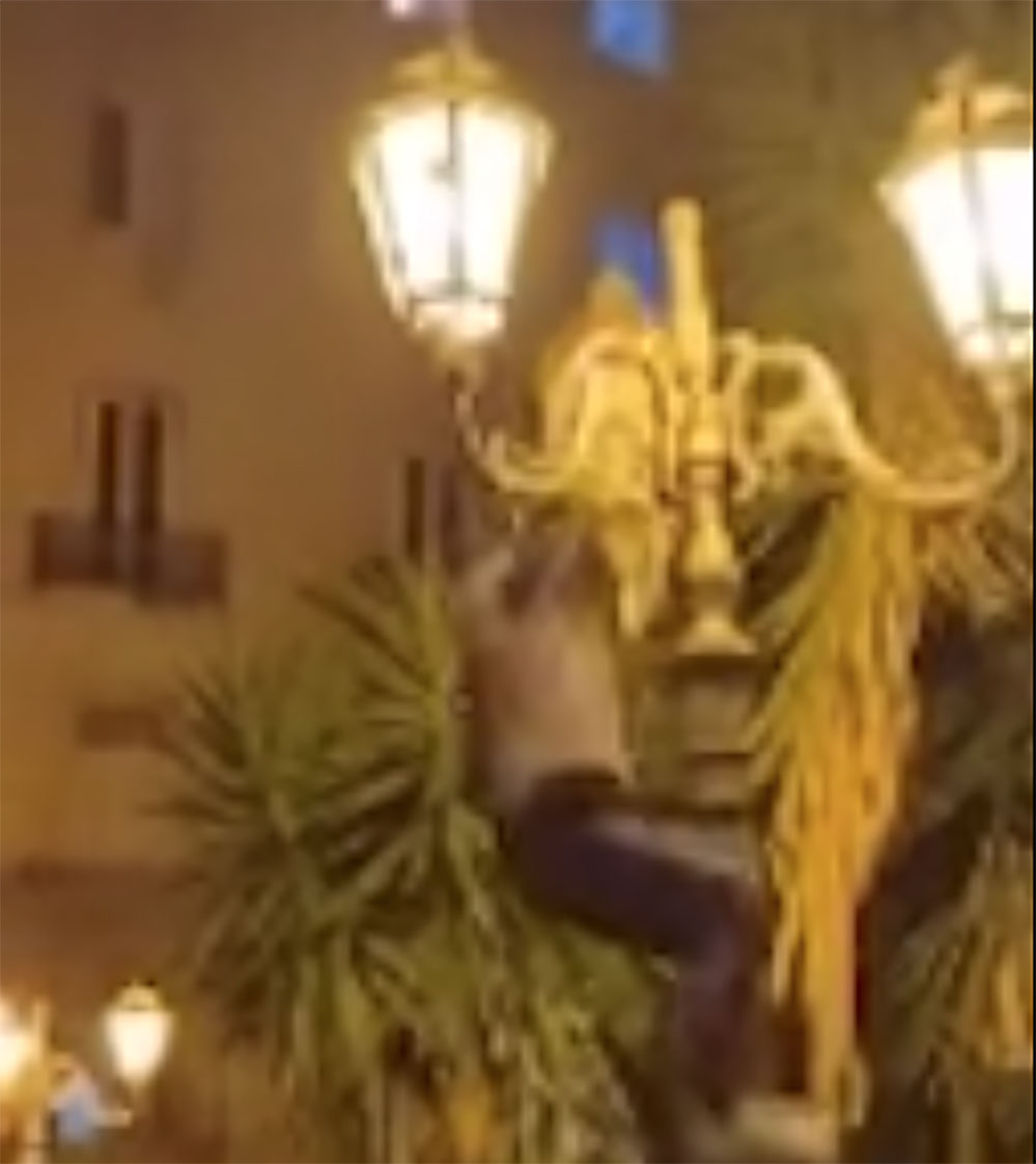 Napoli, maxi assembramento nei pressi dell’Orientale: ragazzo si arrampica su un lampione e stacca telecamera videosorveglianza tra gli applausi