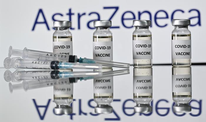 Tenta di vendere vaccini Astrazeneca, scoperto falso intermediario