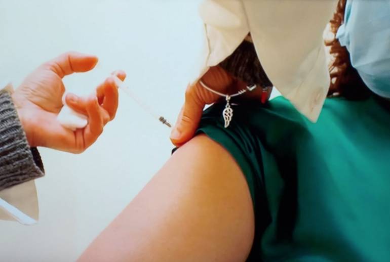Covid, da martedì parte la vaccinazione per prof e forze dell’ordine
