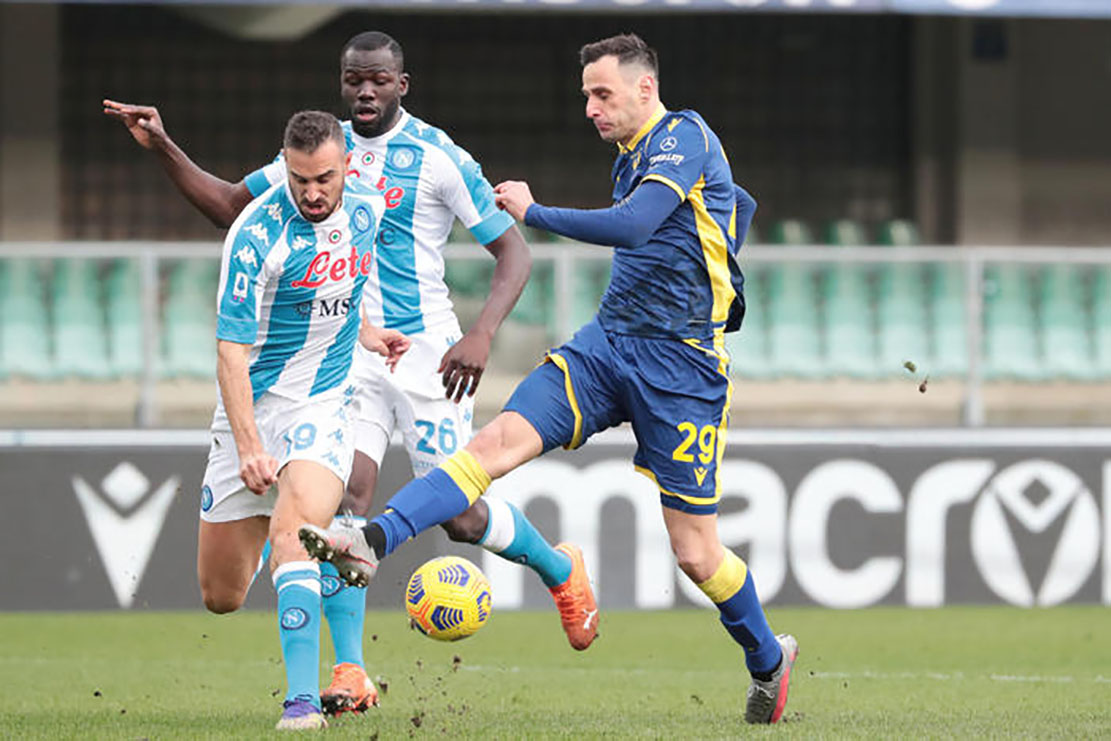 Napoli dopo il gol lampo di Lozano si scioglie sotto i colpi del Verona