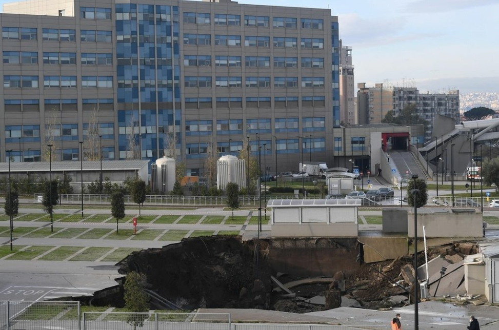 Napoli, voragine all’ospedale del Mare: la Procura indaga per disastro colposo