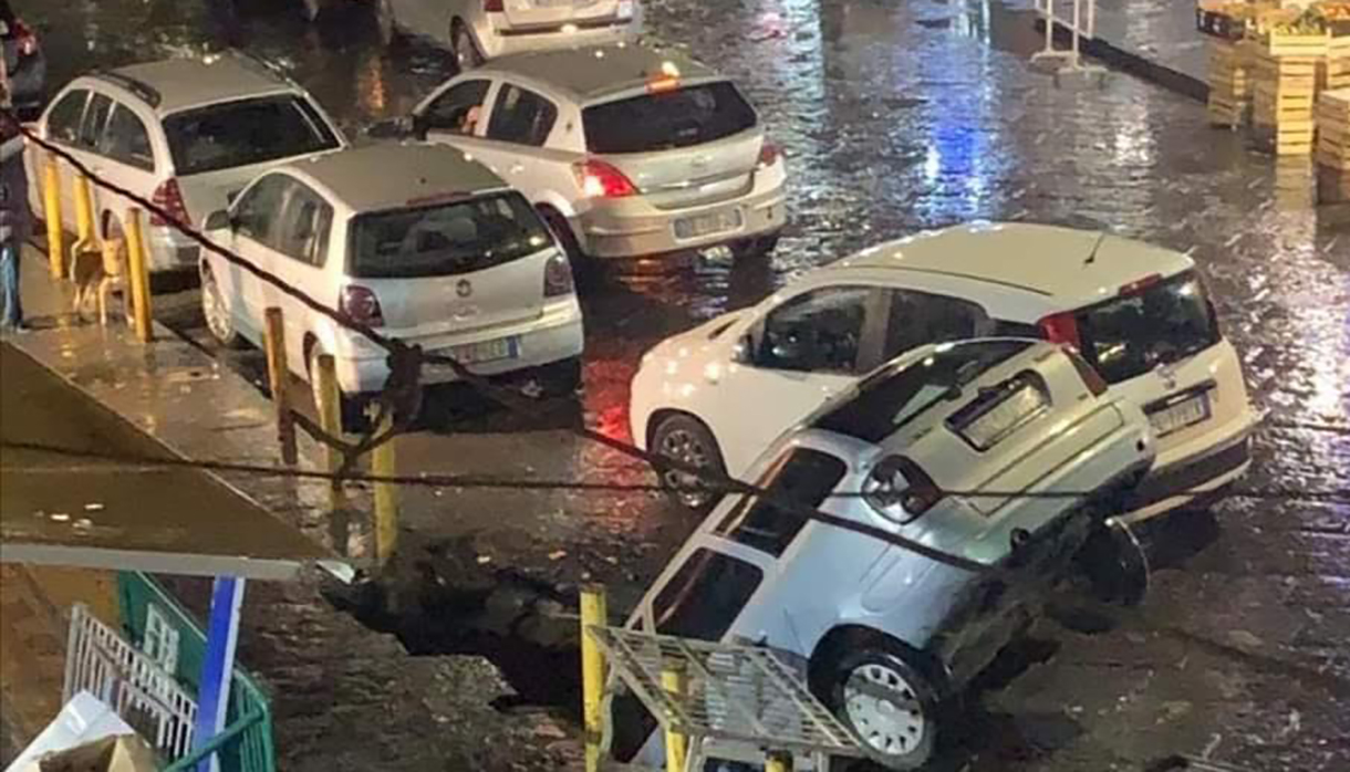 Napoli, tragedia sfiorata a Secondigliano: auto inghiottita da voragine in via del Cassano
