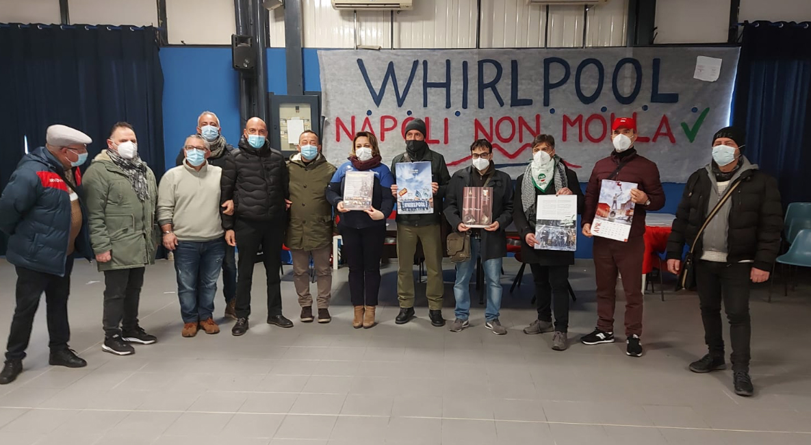 Napoli, i vigili del fuoco in visita ai lavoratori Whirlpool