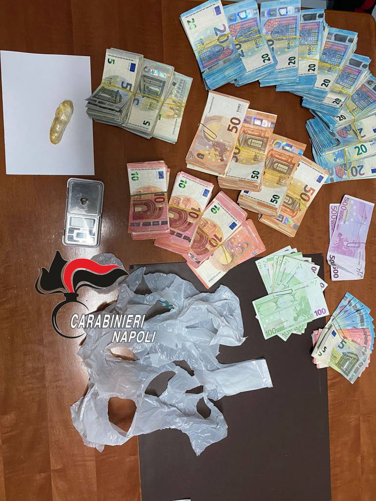 Sorpreso dai carabinieri ingerisce due ovuli con la droga: arrestato a Forio d’Ischia