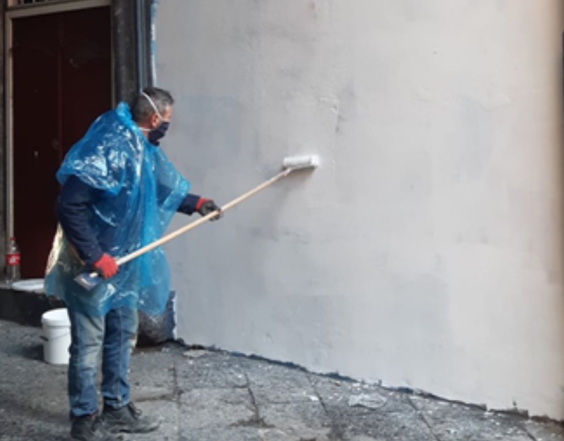 Napoli, il Comune copre il murales del giovane ucciso durante una rapina
