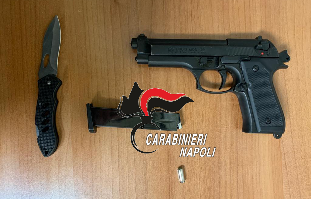Napoli, colpisce la ex e il figlio minore con il calcio della pistola: arrestato