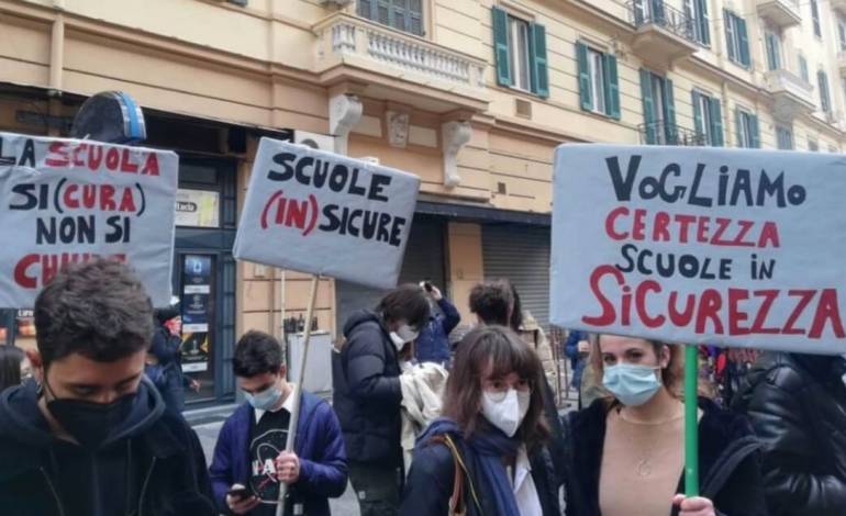 Protesta degli studenti a Napoli: ‘Non siamo untori’