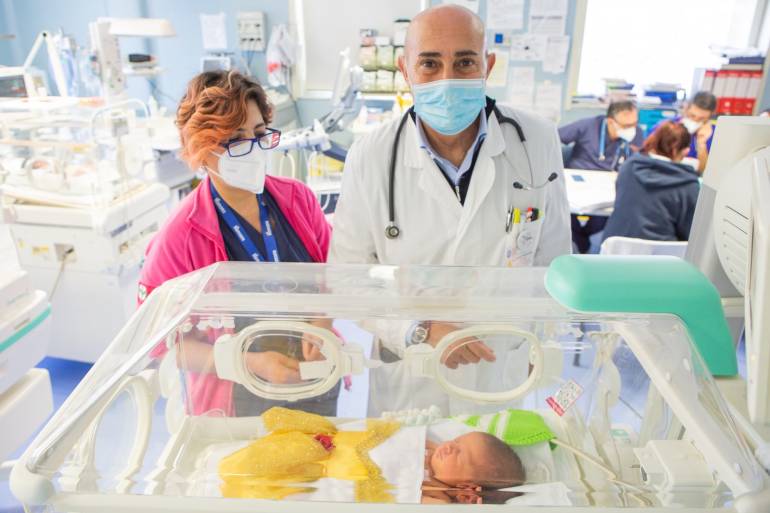 Napoli, all’ospedale Betania prematuri in mascherina per il “Carnevale in Tin”