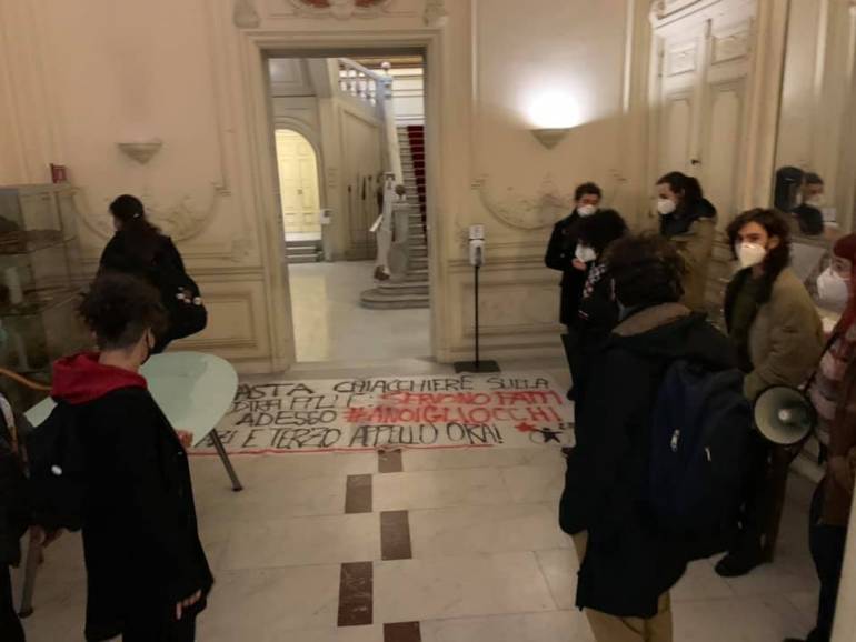 Napoli, gli studenti occupano il rettorato dell’università Orientale