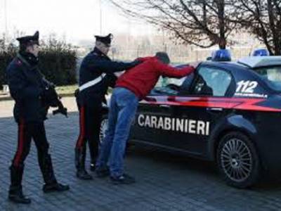 investe maresciallo dei carabinieri e scappa. bloccato dopo fuga di 10 km