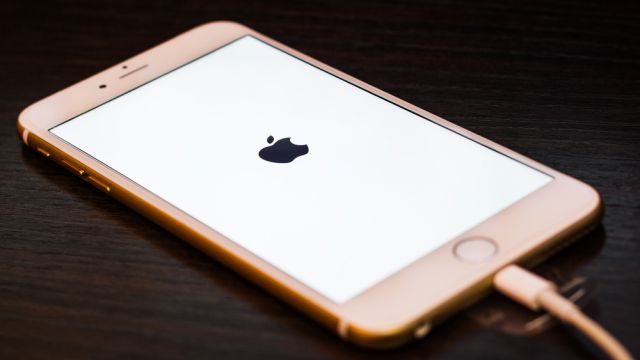 Vendeva online accessori Apple contraffatti: arrestato 28enne di Napoli