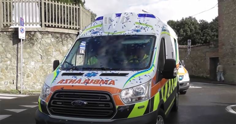 Napoli, dopo la rissa tentano di entrare con la pistola nell’ambulanza del 118 per colpire i rivali