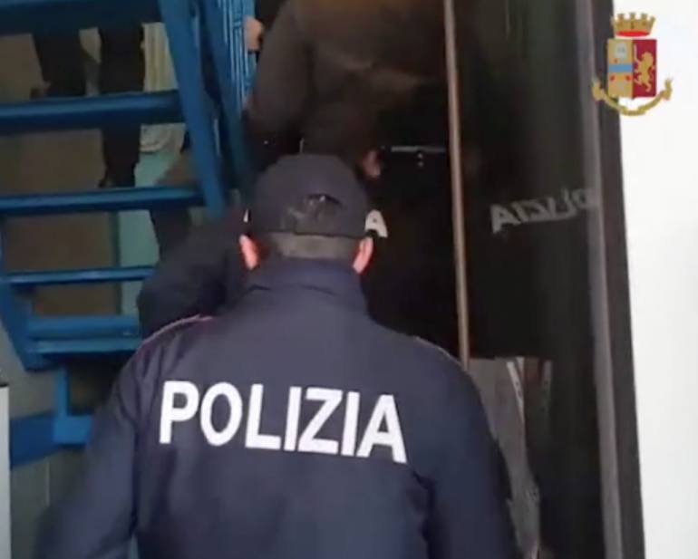 Napoli, pusher catturato dalla polizia alle Case Nuove