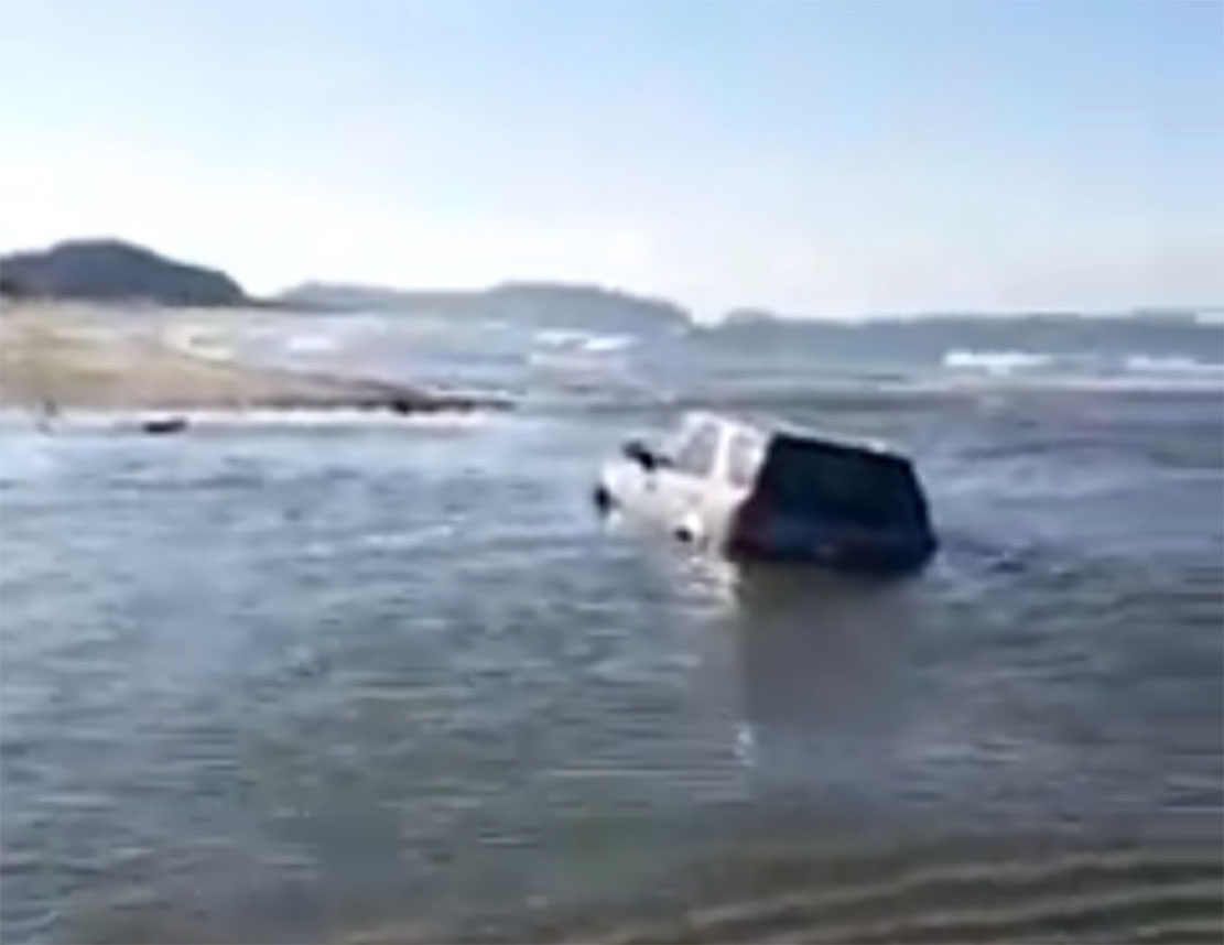 Licola, auto abbandonata in acqua all’altezza della foce dell’alveo dei Camaldoli