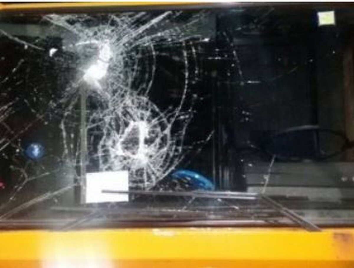 Napoli, automobilista in sosta vietata frantuma vetri autobus ANM