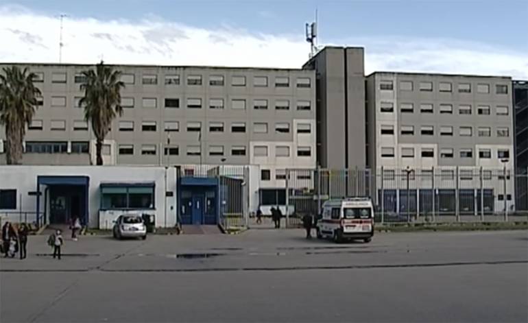 Napoli, detenuto tenta di evadere da Secondigliano: bloccato sul tetto