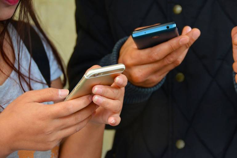 Napoli, posta sui social le foto della sua ex fidanzatina nuda: scatta l’inchiesta