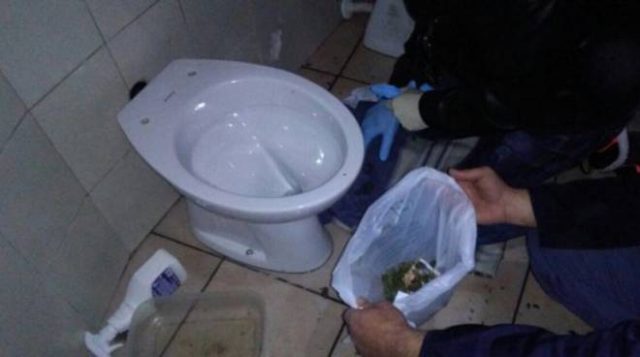 Napoli, gettano cocaina nel wc per sfuggire alle manette: presi 2 pusher al Rione Traiano
