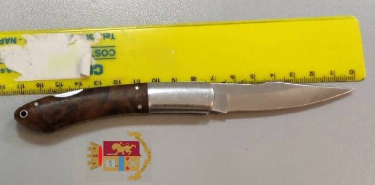 Napoli, danneggia un’auto con un coltello in Piazza Enrico De Nicola: denunciato