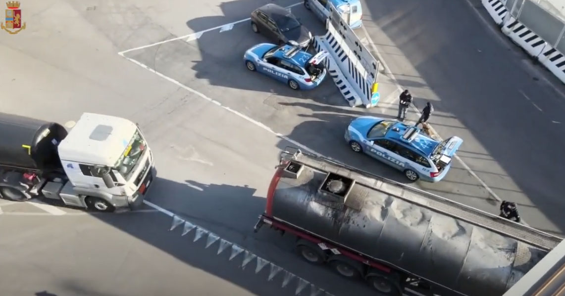 Controlli della polizia stradale in Campania su bus e camion