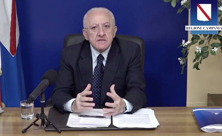 De Luca: ‘In 10 giorni 2280 contagi nelle scuole in Campania, in arrivo decisioni forti’
