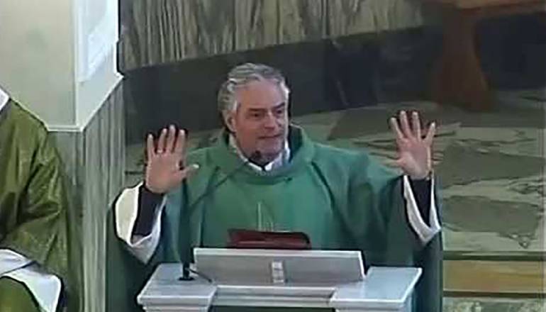 Napoli, don Gennaro Matino invita a spegnere la tv durante lo spot che interrompe la messa