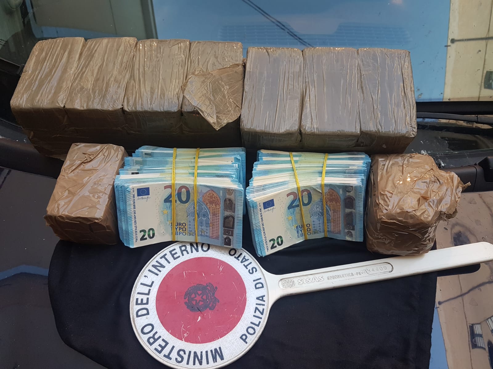 Traffico di droga e banconote false tra Napoli e Palermo: 5 arresti
