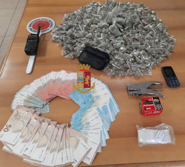 Napoli, vedono la polizia e gettano la droga dalla finestra: coppia di pusher presi al Buvero
