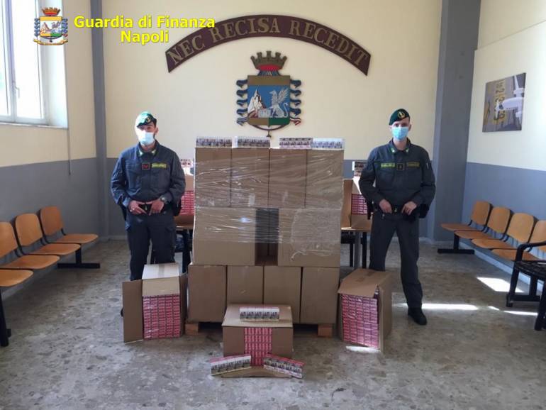 A Torre Annunziata rotta del contrabbando, sequestrati 440 chili di ‘bionde’: arrestato un 62enne casertano