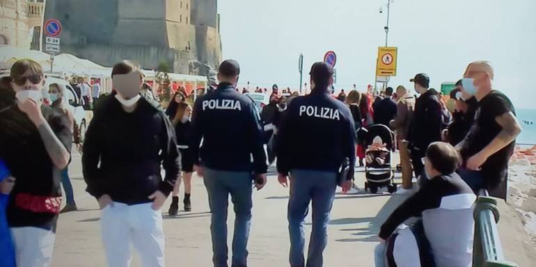De Luca blinda la Campania a Pasqua: quarantena per chi torna dall’estero