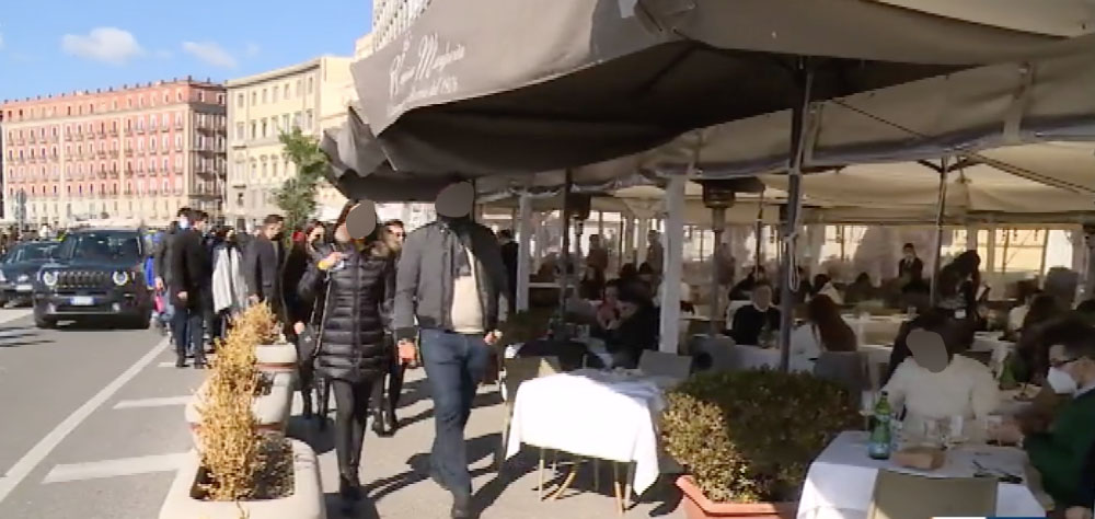 Napoli, folla sul lungomare e ristoranti sold out
