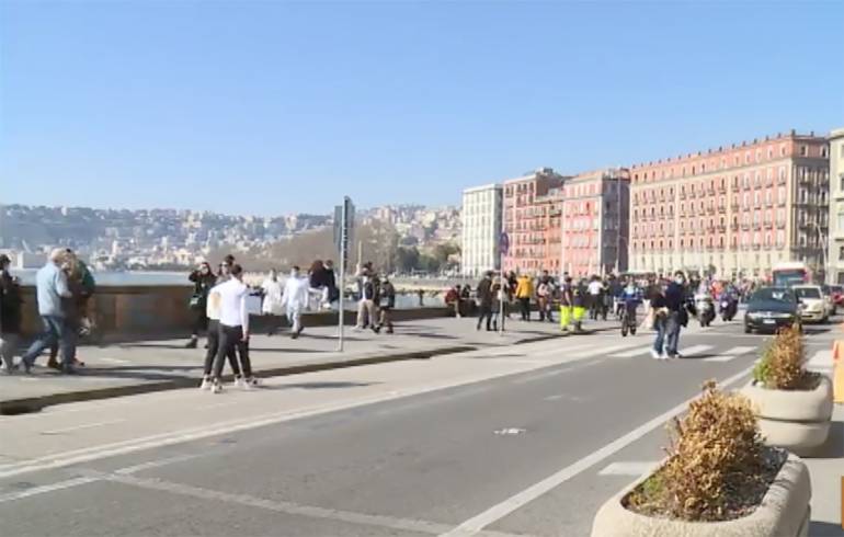 Napoli in arancione: ma anche oggi folla sul Lungomare