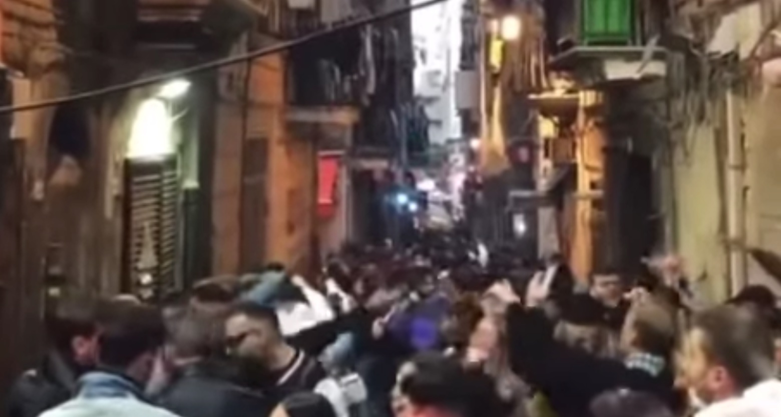 Napoli, giovani in strada ballando e cantano senza mascherine. IL VIDEO CHOC