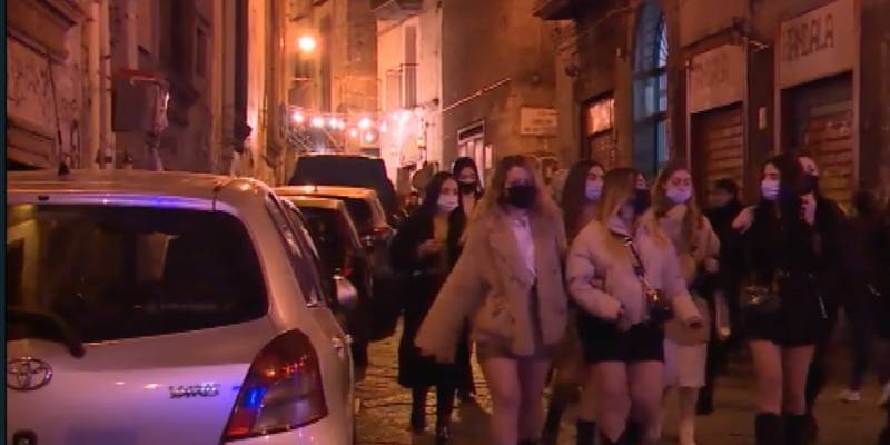 Napoli, 10 persone sorprese a consumare cibi in strada: sanzionate