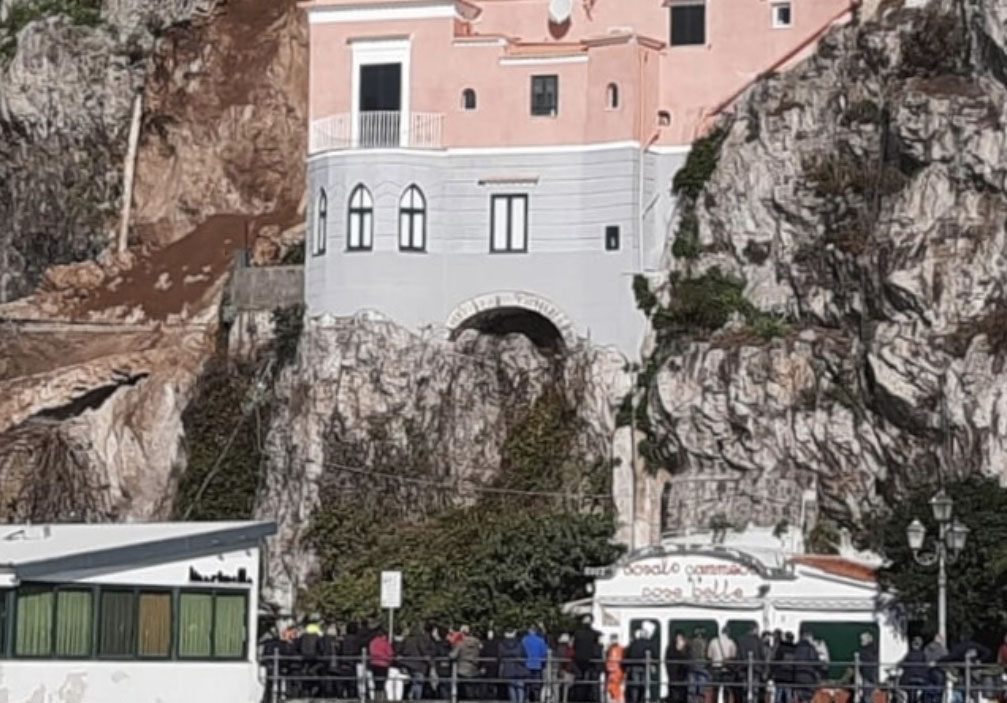 Tragedia sfiorata ad Amalfi: frana il costone roccioso sulla Statale