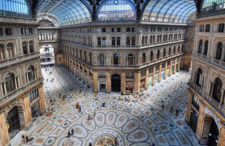 Napoli, chiedevano l’elemosina con un bimbo in braccio nella Galleria Umberto: denunciati