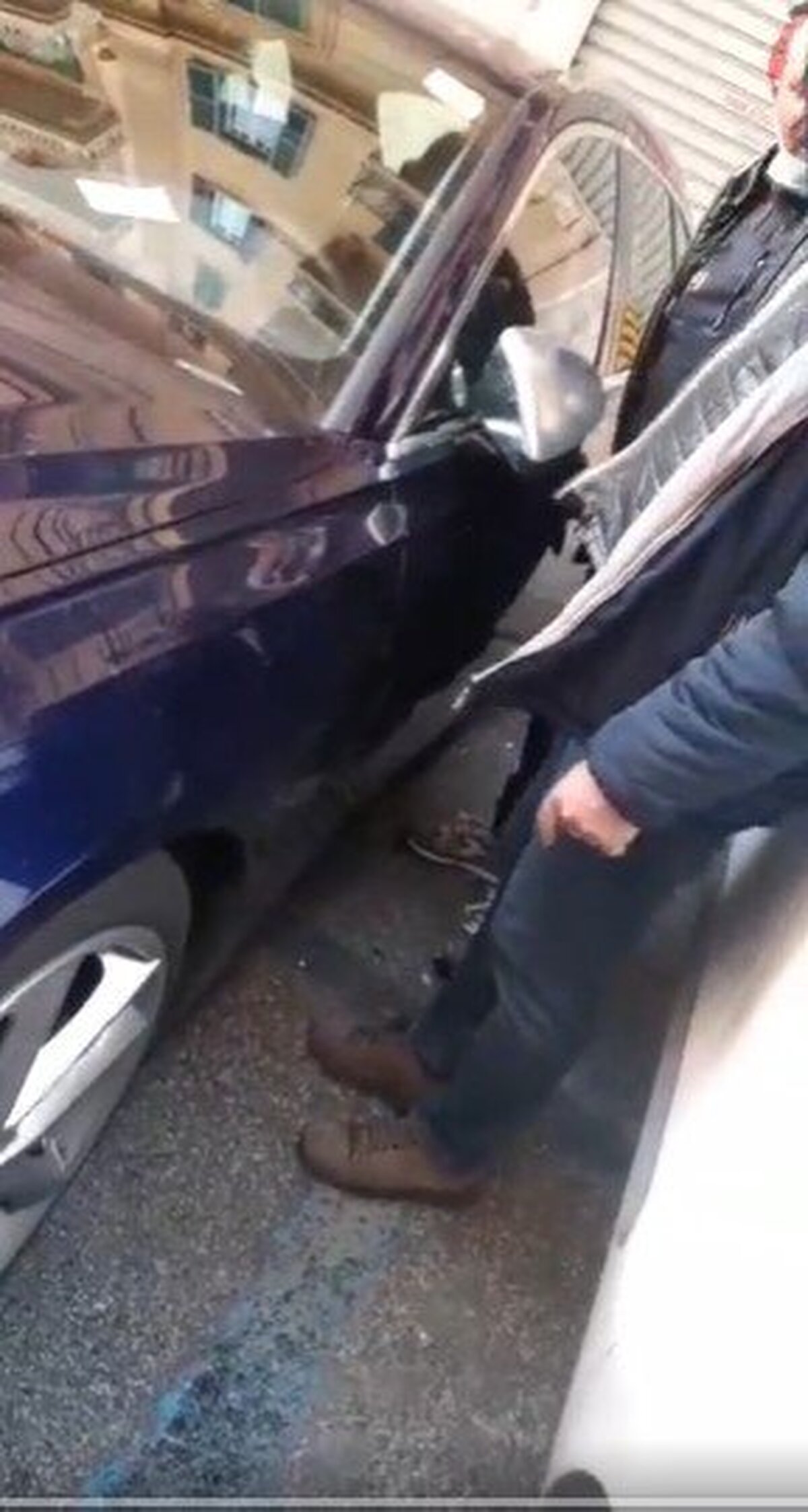 Napoli, garage privati che utilizzano le strisce blu ed i passi carrabili per i loro clienti