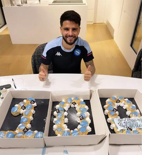 Insigne festeggia i cento gol con la torta di Ciro Poppella