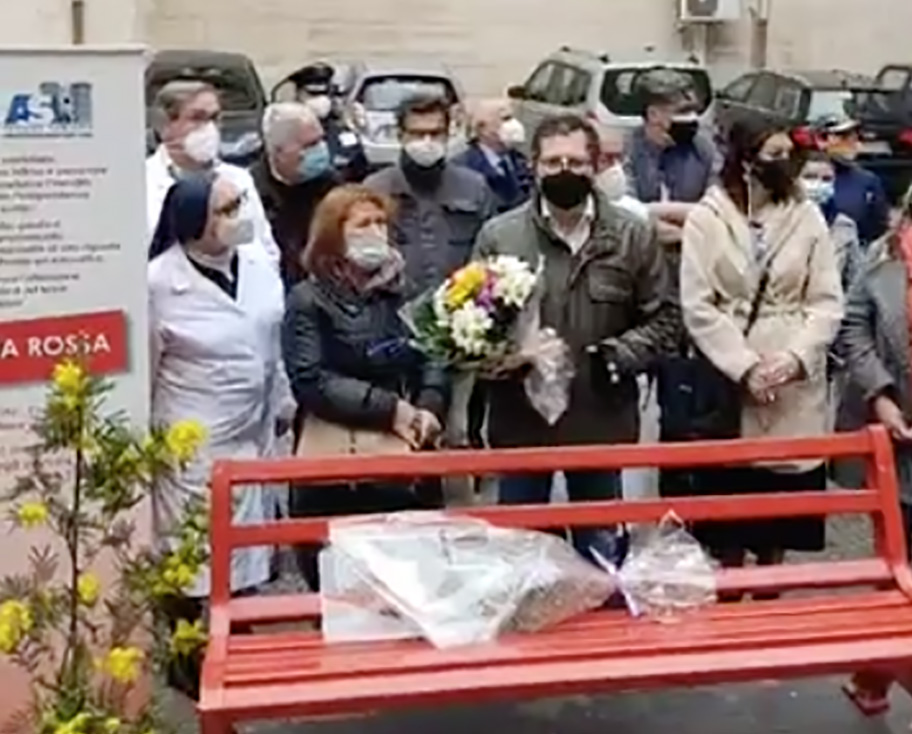 Napoli, flash mob per Irina: Borrelli aggredito all’ingresso dell’ospedale Pellegrini