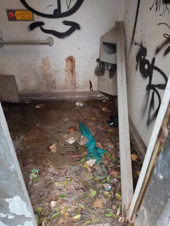 Napoli, pochi bagni pubblici e mal ridotti. La protesta degli anziani