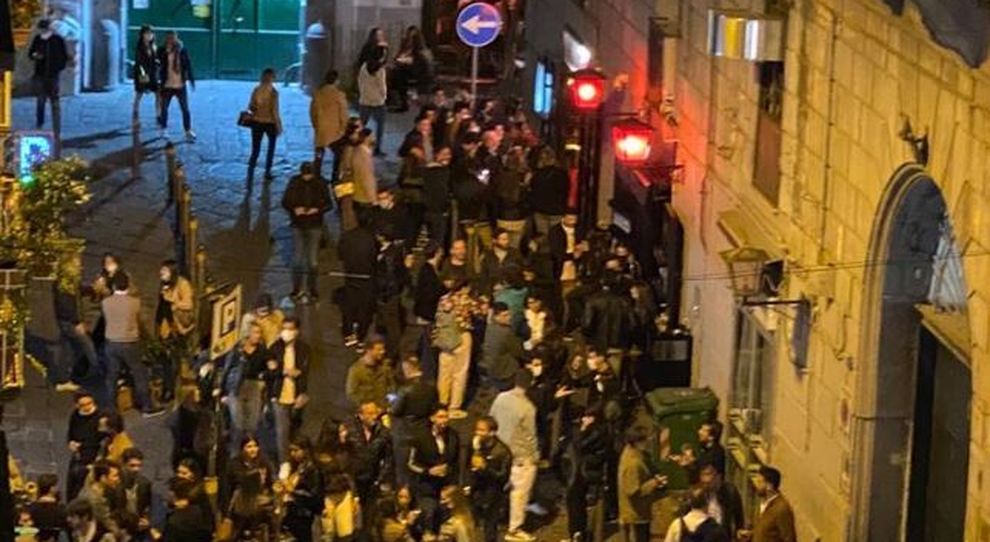 Folla in strada a Napoli. chiusa anche la via dei Baretti