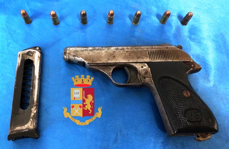 Napoli, sorpreso con una pistola, arrestato 26enne a Pianura