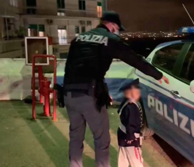 Napoli, la polizia esaudisce il sogno di un bimbo di indossare la divisa